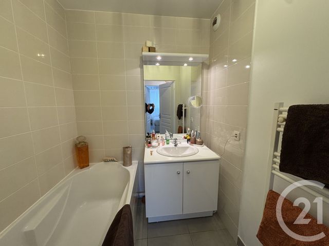 Appartement T3 à louer - 3 pièces - 61.75 m2 - ALLAUCH - 13 - PROVENCE-ALPES-COTE-D-AZUR - Century 21 Alphée Sga